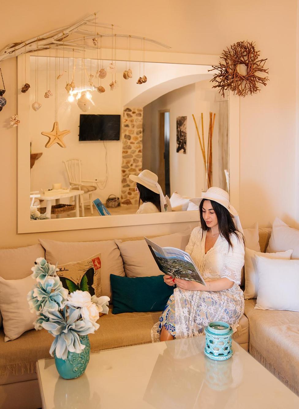 Summer House Collection - A Secluded Getaway * Perissa (Santorini)