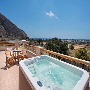 Summer House Collection - A Secluded Getaway Villa Perissa (Santorini)